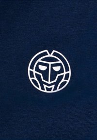 Tejido azul marino con un logotipo circular blanco que presenta un rostro estilizado y diseños geométricos, fabricado con material suave y liso.