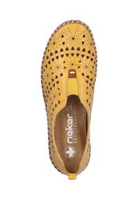 Gelber Leder-Slipper mit perforiertem Design, elastischer Seite, braunem Zierband und strukturiertem Gummi-Auslauf.