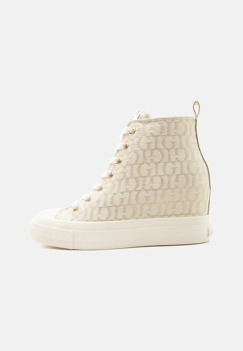 Μπεζ ψηλό sneaker με υφασμάτινη υφή, επαναλαμβανόμενο μοτίβο "GIGI", λευκή λαστιχένια σόλα, λευκά κορδόνια και ταινία για κράτημα στη φτέρνα.