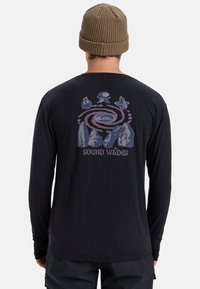 Zwarte lange mouwen shirt met een kosmisch grafisch ontwerp in tinten blauw en roze op de achterkant. Het heeft een ronde halslijn en een gladde textuur.