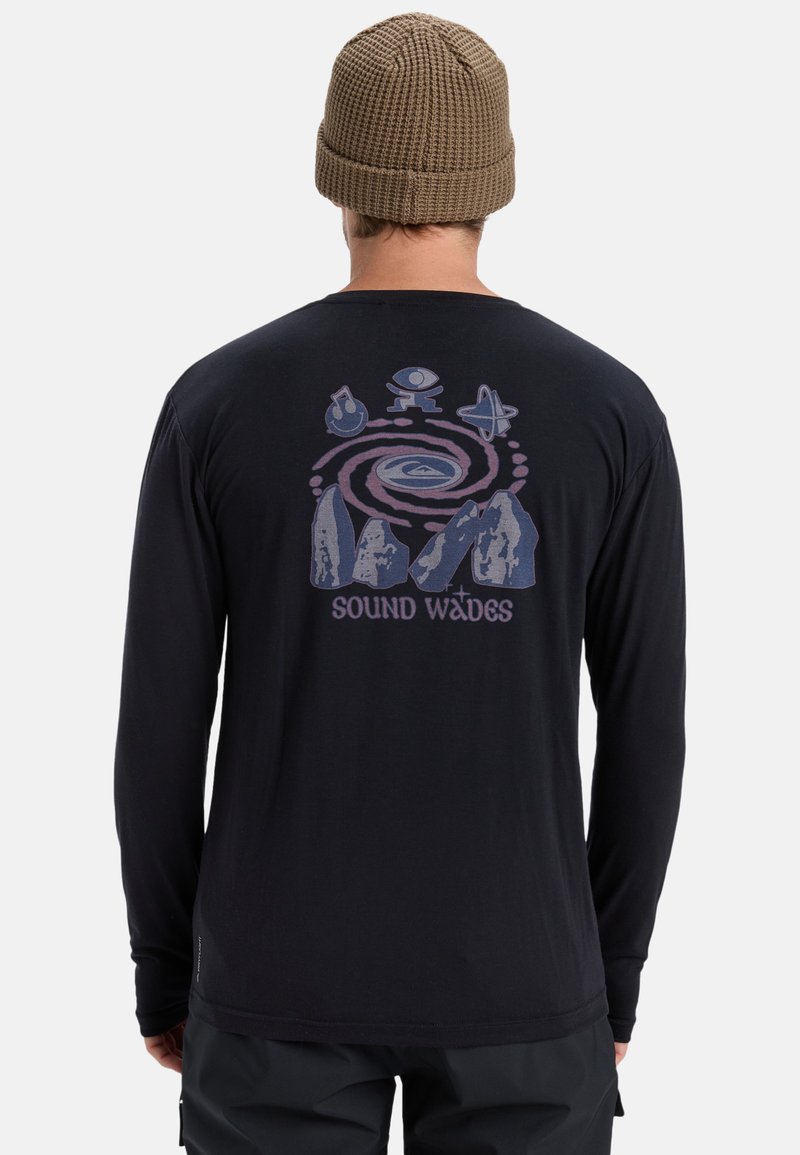 Zwarte lange mouwen shirt met een kosmisch grafisch ontwerp in tinten blauw en roze op de achterkant. Het heeft een ronde halslijn en een gladde textuur.