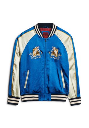 Chaqueta bomber de satén azul con mangas de satén crema, tigres bordados en el pecho, puños y dobladillo acanalados a rayas, cierre frontal con cremallera, bolsillos laterales.