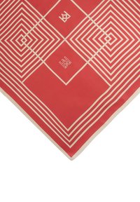 Piros selyem sál, amelyen geometrikus krémszínű minták láthatók, rétegzett négyzetekkel és általános sima textúrával; a szélek világos bézs színben vannak befejezve.