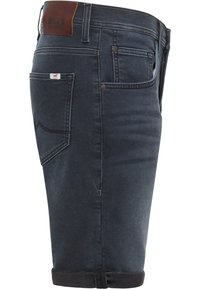 Pantalones cortos de mezclilla en azul oscuro con una textura suave, cinco bolsillos y un dobladillo negro en contraste. Presenta una etiqueta de cuero marrón en la parte trasera.