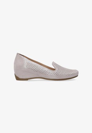 Roze perforated instapschoen met een ronde neus en een lage hak. Zacht materiaal vergelijkbaar met suede en een gladde binnenvoering.