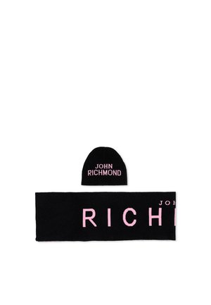 Conjunto de gorro de punto negro y bufanda con texto rosa ""John Richmond"" en ambas piezas sobre un fondo blanco.