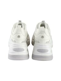 Baskets en cuir blanc avec un col rembourré, présentant une surface texturée et des accents en ton argenté. Logo "Buffalo" sur le talon.