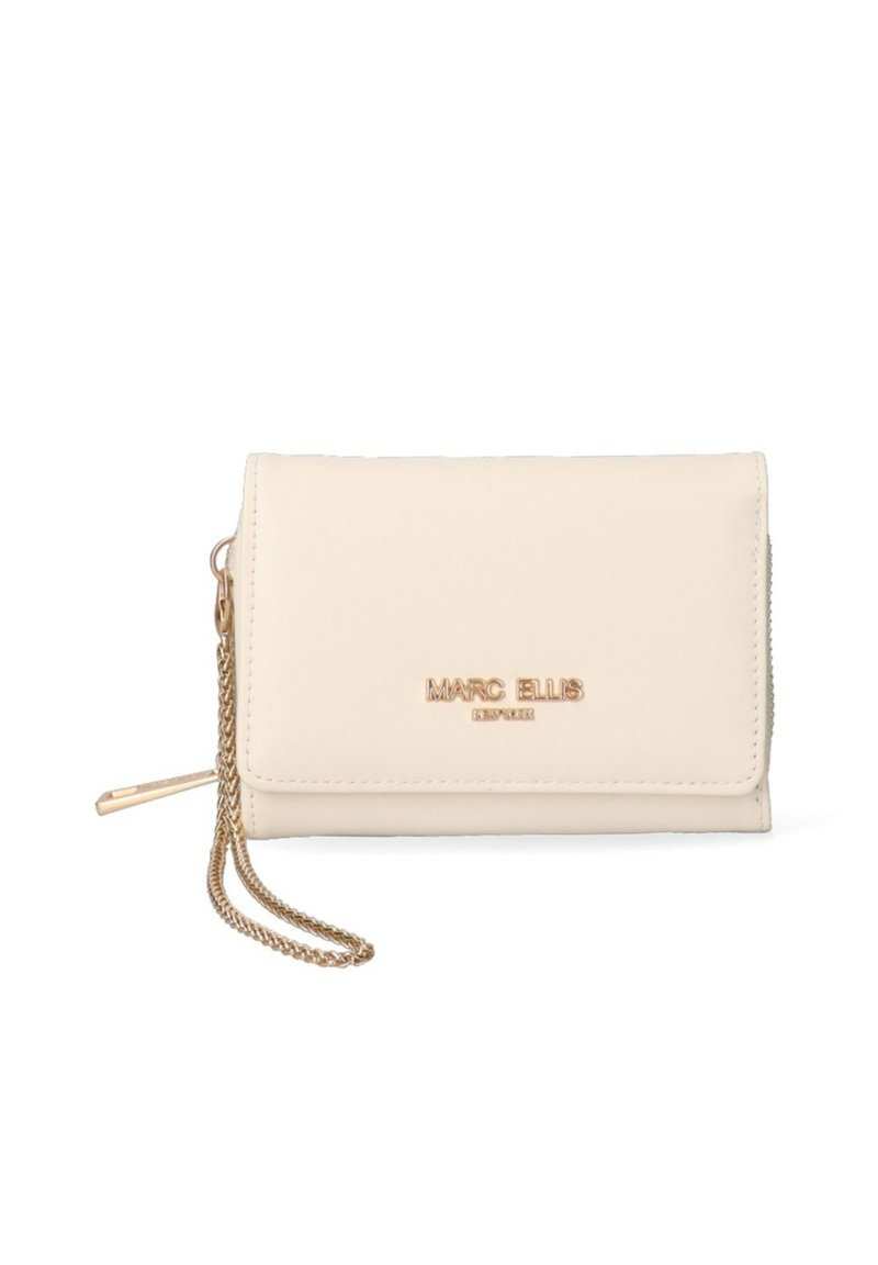 Beige Lederbörse mit goldenem Logo, Reißverschluss und Kettenriemen. Verfügt über einen Klappenverschluss und eine glatte Oberfläche. Kompaktes Design mit minimalem Zubehör.
