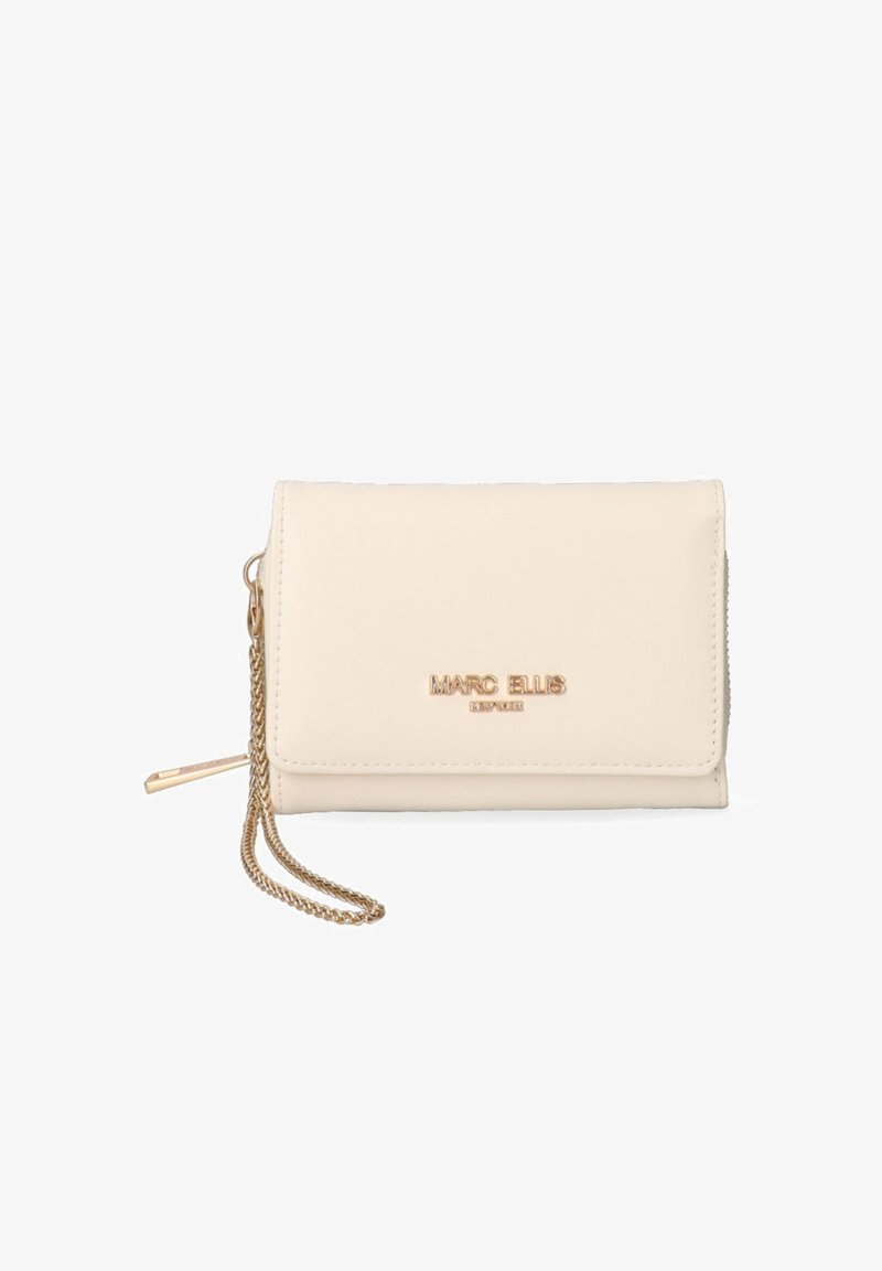 Portefeuille en cuir beige avec un logo doré, une fermeture éclair et une chaîne. Il dispose d'une fermeture à rabat et d'une texture lisse. Design compact avec un matériel minimal.