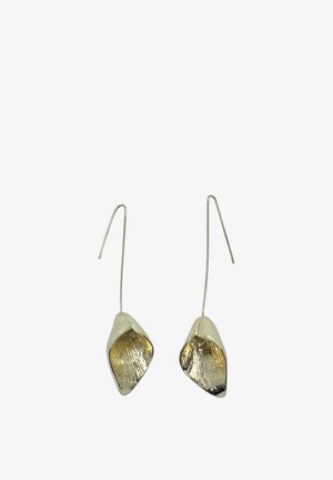 Pendientes en tono plateado con forma de pétalo, que presentan un interior dorado y un exterior texturizado. Cierre en gancho para un uso seguro.