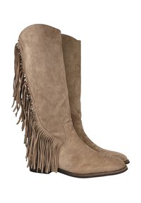 Botas de gamuza beige hasta la rodilla con un diseño de flecos a lo largo del lado externo y una punta cuadrada. Suela plana marrón y sutiles detalles cosidos.