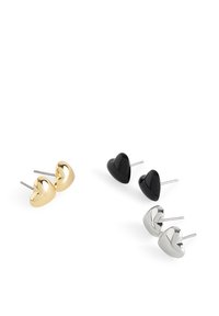 Orecchini a bottone a forma di cuore in oro e argento, con finitura lucida e accenti in smalto nero. Punti metallici per un attacco sicuro.