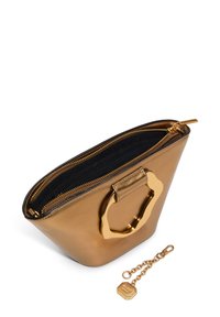 Metallisch bronzefarbene Handtasche mit einem goldenen oktagonalen Griff. Verfügt über ein schwarzes Stoffinnere und einen Reißverschluss. Enthält einen abnehmbaren Kettenanhänger.