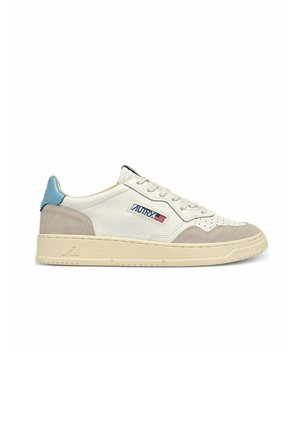 Sneaker low-top in pelle bianca, dettagli in camoscio beige, linguetta blu sul tallone, suola color crema e logo "Autry" con bandiera americana sul lato.