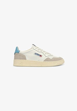 Sneaker low-top in pelle bianca, dettagli in camoscio beige, linguetta blu sul tallone, suola color crema e logo "Autry" con bandiera americana sul lato.