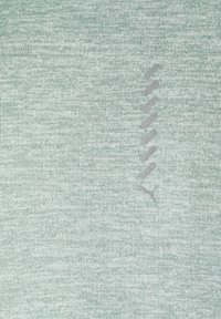 Hellgrünes T-Shirt aus strukturiertem Strickstoff, mit einem dezenten grauen Logo und einem wellenförmigen Designelement auf der Vorderseite.