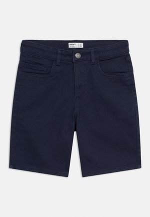 Tamsiai mėlyni kelio ilgio šortai su diržo kilpelėmis, priekyje sagos, užtrauktuku ir penkiomis kišenėmis, išdėstyti ant balto fono.