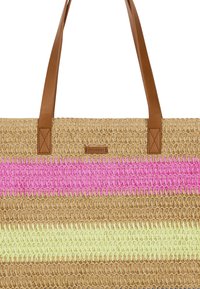 Geweven stro tas met bruine leren handvatten; heeft horizontale strepen in roze, geel en natuurlijke tinten. Stevige constructie, gestructureerd ontwerp.