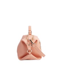 Borsa a tracolla in pelle color pesca con forma strutturata, superficie testurizzata, chiusura superiore a zip e tracolla rimovibile. Dettagli in metallo dorato.
