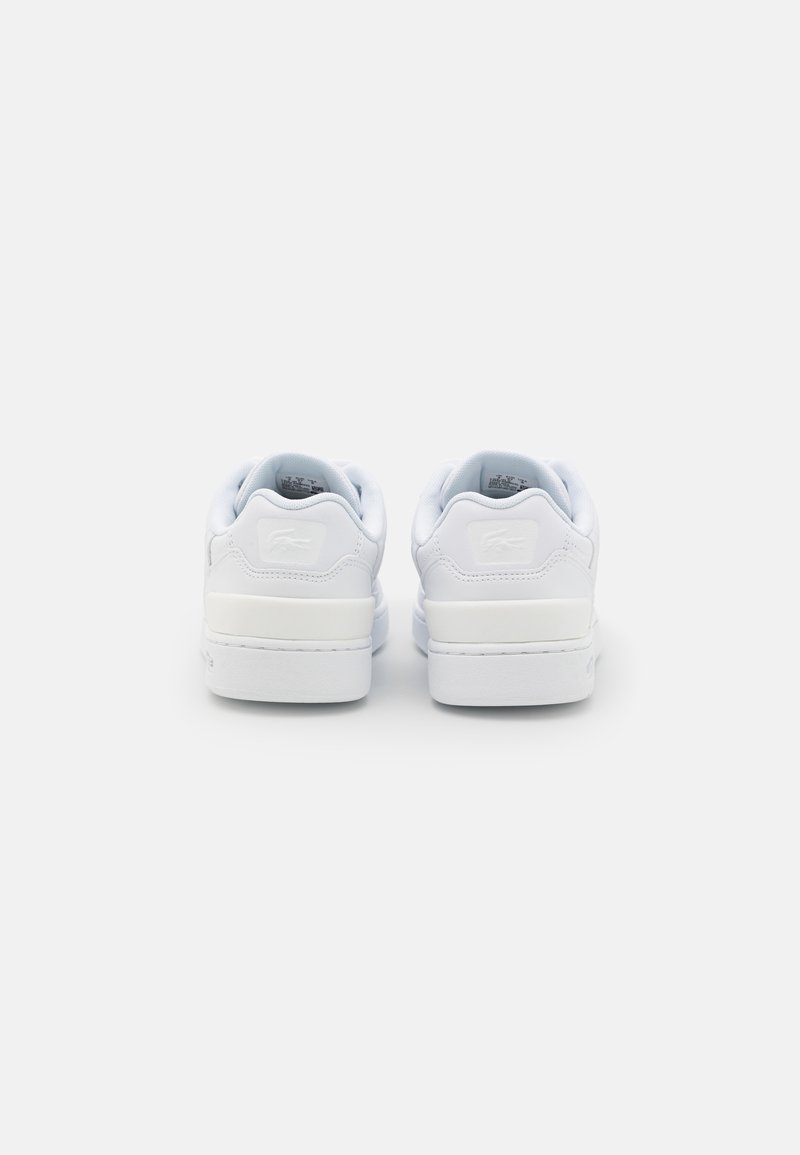 Białe skórzane sneakersy o gładkiej fakturze, okrągłym nosku, wyściełanym kołnierzu i niskim profilu. Dyskretne logo na pięcie i języku.
