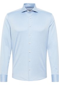 Lichtblauwe langek mouw shirt van gladde stof, met een puntkraag en zes knopen aan de voorkant, voorzien van knoopmanchetten.