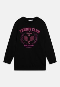 Svart sweatshirt med en rosa grafik, text som står "TENNISKLUBBEN NEW YORK GIRLSTEAM" och tenniskracketer med lagerblad-accenter.