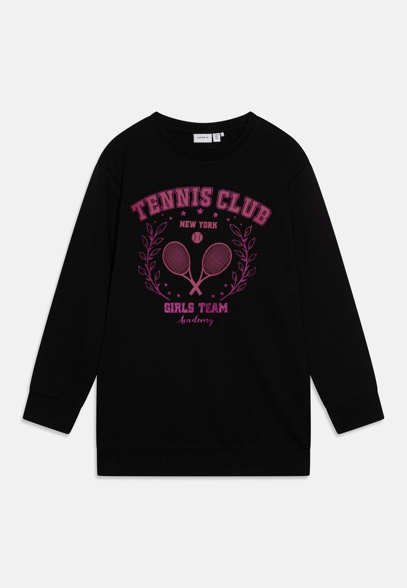 Svart sweatshirt med en rosa grafik, text som står "TENNISKLUBBEN NEW YORK GIRLSTEAM" och tenniskracketer med lagerblad-accenter.