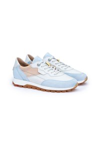 Hellblaue und beige Sportschuhe bestehen aus Leder und Wildleder, haben eine abgerundete Spitze, kontrastierende Akzente und eine strukturierte Gummisohle.