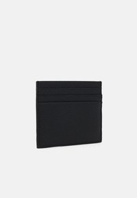 Portofel din piele neagră, cu suprafață texturată, patru sloturi pentru carduri pe o parte și un design minimalist. Formă subțire pentru o transportare ușoară.