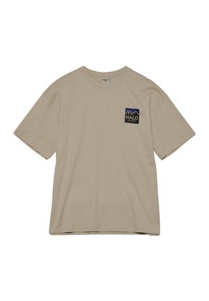 Beige bomulds t-shirt med korte ærmer, rund halsudskæring og et kvadratisk sort mærke med et blåt bjerggrafik og teksten "HALO".