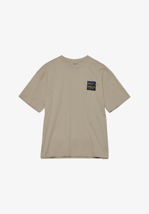 Beige bomulds t-shirt med korte ærmer, rund halsudskæring og et kvadratisk sort mærke med et blåt bjerggrafik og teksten "HALO".