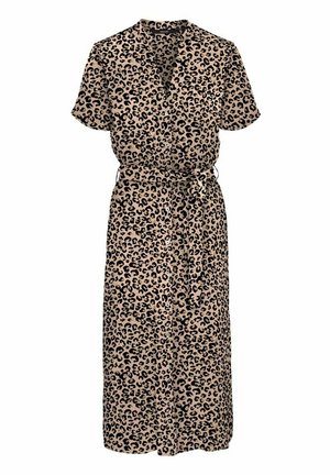 Beige jurk met luipaardprint, korte mouwen, V-hals, tailleband en knoopsluiting aan de voorkant. Zachte stof met een gladde textuur.