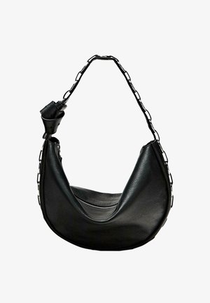 Borsa hobo in pelle nera con forma curva. Presenta una tracolla a catena e chiusura con cerniera. Texture liscia con design minimalista.