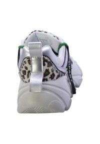 Sneaker bianca con suola chunky, accenti in stampa leopardata, hardware argento sul tallone e dettagli verdi e viola nella parte superiore.
