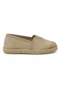 Des chaussures en toile beige clair à enfiler, avec une semelle extérieure en jute tissée, présentant un bout arrondi et un design de bout capuchon cousu.