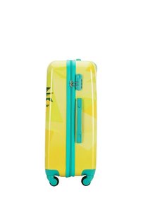 Tvrdý kufr jasně žluté barvy s geometrickými vzory. Obsahuje tyrkysové zipy, boční rukojeť a čtyři kola s více směry.