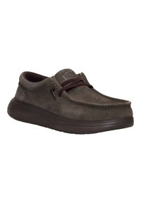 Zapato casual de ante marrón con cordones marrones oscuros y un cuello acolchado. Presenta una suela acolchada con un diseño flexible, ideal para la comodidad.