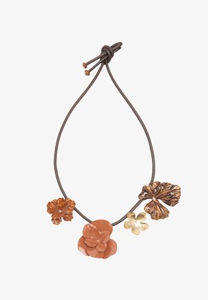 Naszyjnik z brązowego sznurka z pięcioma wisiorkami w kształcie kwiatów w odcieniach miedzi, złota i terakoty, zabezpieczony węzłem i zakończony koralikami.