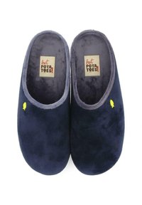 Chaussons en peluche bleu marine avec une texture douce, une forme arrondie et un petit accent en forme d'oiseau jaune. Comprend une étiquette "HOT POTATOES!" visible.