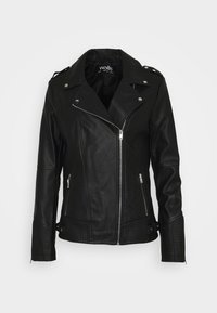 Giacca nera in finta pelle con chiusura a zip, spalline strutturate, texture trapuntata sulle maniche e tasche laterali.
