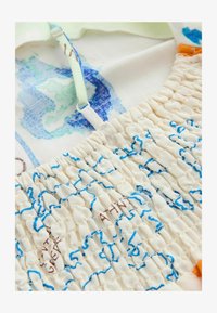 Non sélectionné, white blue