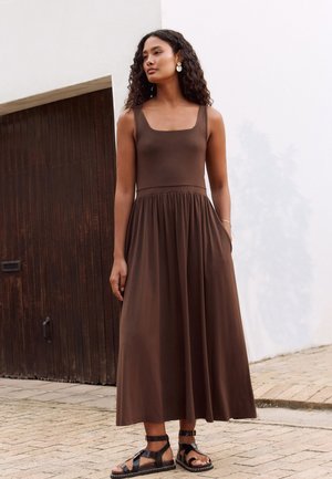 Next, WAISTED - REGULAR FIT - Robe longue - chocolate brown