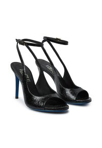 Décolleté slingback neri con un esterno testurizzato, cinturini sottili alla caviglia e un accento blu sul tacco.