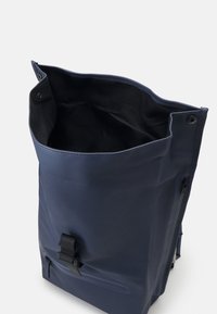 Rains ROLLTOP UNISEX - Mochila - bay