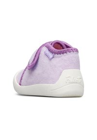 Scarpa in feltro viola con design arrotondato e bordo elastico. Suola in gomma bianca con un motivo testurizzato. Logo visibile sul lato.