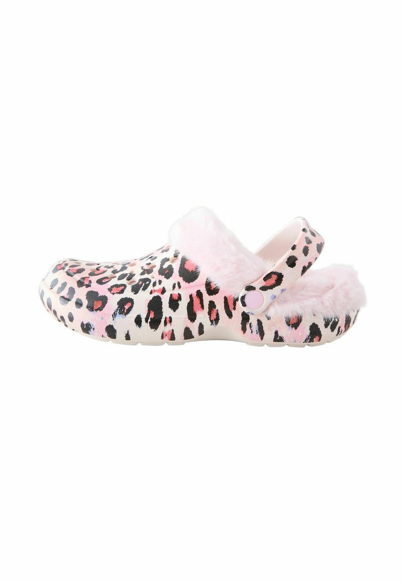Saboti cu imprimeu de leopard, căptușiți cu blană artificială roz și curea la spate, realizați din material ușor. Prezintă vârf rotunjit și talpă texturată.