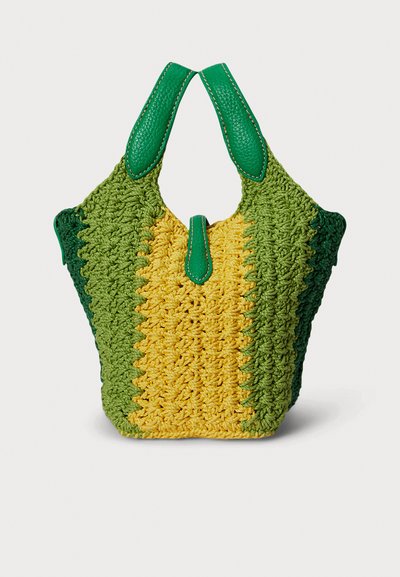 Τσάντα πλεκτή με πράσινες και κίτρινες ρίγες, με υφασμένο υλικό με υφή και πράσινες δερμάτινες λεπτομέρειες στα χερούλια και στο άνοιγμα.
