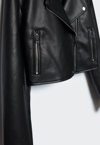Stradivarius Veste en similicuir - black