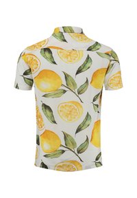 Camisa blanca de manga corta con un patrón de limones amarillos enteros y en rodajas, y hojas verdes en la parte de atrás.