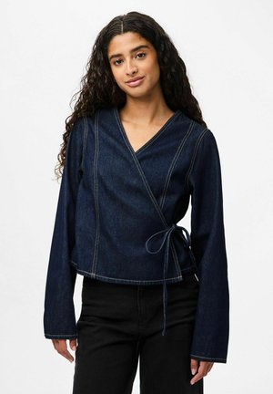 Dunkelblaues Denim-Wickeloberteil mit langen Ärmeln, V-Ausschnitt und Bindegürtel in der Taille. Verfügt über kontrastierende Nähte und ein kürzeres Design.